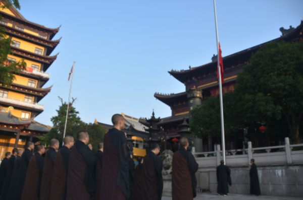 大林寺升国旗.png